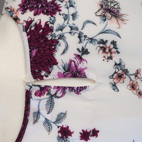 3 for $30. Floral top - Picture 5 of 11